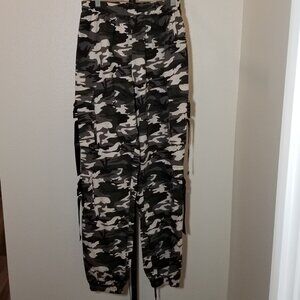 Pretty Little Thing Womens Size 6 Pants Cargo Gray Camo High Rise Streetwear NWT